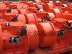 YZS振動(dòng)電機(jī)：加裝防護(hù)外殼，密封性強(qiáng)不易損壞。