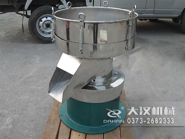 涂料振動篩由：框體，振動斗，出料口，振動電機底座等部件組成