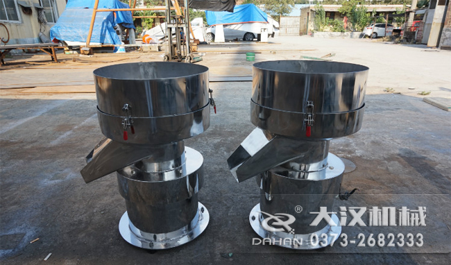 不銹鋼涂料振動篩是一種比較受用戶歡迎的產(chǎn)品之一，主要優(yōu)勢耐酸堿，不生銹，使用壽命長。
