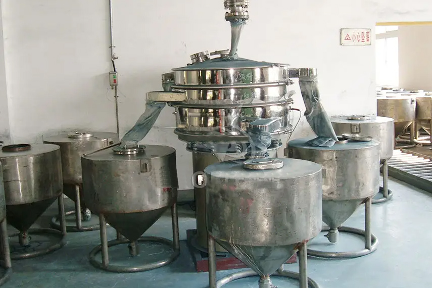 振蕩篩主要特點(diǎn)：換網(wǎng)容易，全封閉模式粉末不飛揚(yáng)，可連續(xù)作業(yè)