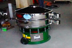 800型單層三次元振動(dòng)篩，產(chǎn)量可達(dá)800kg/h。