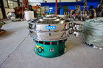 1200型三次元振動(dòng)篩，產(chǎn)量可達(dá)2100kg/h。